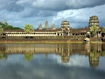 El templo Angkor Wat reflejado en un lago