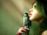 Mujer ave con un pájaro verde