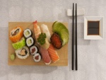 Una tabla con rica comida japonesa