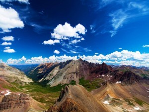 Postal: Un precioso cielo azul sobre las montañas