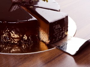 Postal: Una deliciosa tarta con doble chocolate