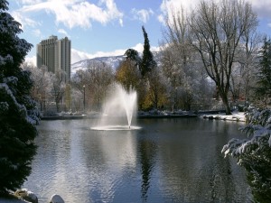 Fuente en el lago de un parque