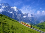 Un tren viajando por las montañas