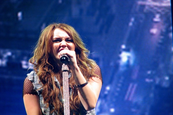 La cantante Miley Cyrus cantando en un concierto