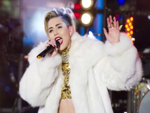 La moderna cantante Miley Cyrus en un concierto