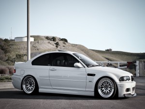 Un coche BMW blanco