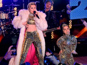 Postal: Miley Cyrus en un concierto de Año Nuevo