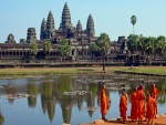 Monjes budistas en el templo Angkor Wat