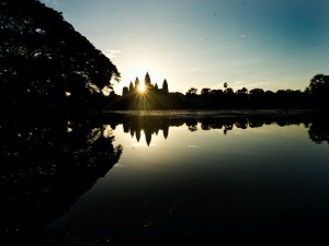 El sol brillando tras el templo Angkor Wat