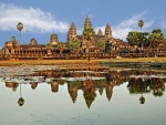 El gran templo Angkor Wat reflejado en el lago