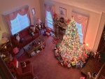 Colorido árbol de Navidad en un gran salón decorado