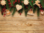 Una madera adornada con masitas navideñas