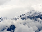 Nubes entre montañas