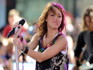 Miley Cyrus con un micrófono de brillantes