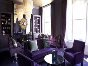 Postal: Sala de estar decorada en color púrpura