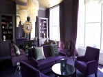 Sala de estar decorada en color púrpura