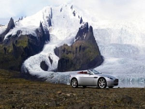 Postal: Aston Martin en un glacial