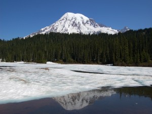 Postal: Montaña reflejada en un lago helado