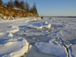 Gran superficie de agua cubierta de hielo y nieve