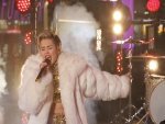 La cantante Miley Cyrus cantando en un gran concierto