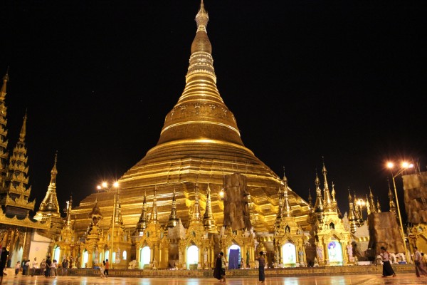 Templo Shwedagon iluminado