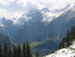 Vistas de una población entre grandes montañas