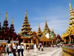 Visitantes en el templo Shwedagon