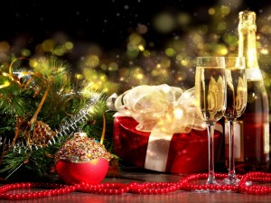 Adornos y champán para festejar la Navidad