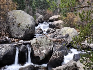 Postal: Río que fluye entre las rocas