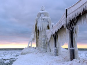 Faro y puente cubiertos de hielo