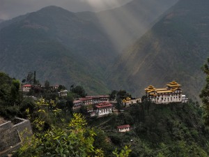 Rayos de sol sobre Timbu (Bután)