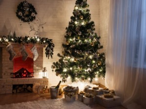 Sala de estar adornada para festejar Navidad y Año Nuevo