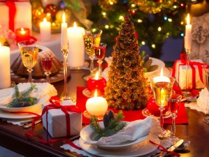 Una delicada mesa arreglada para festejar la Navidad