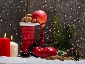 Adornos navideños bajo copos de nieve
