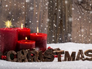 Postal: Velas rojas encendidas para Navidad
