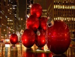 Grandes bolas rojas navideñas en una calle