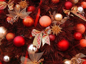 Postal: Árbol de Navidad adornado con bolas y moños