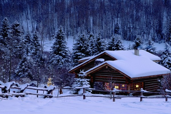 Cabaña cubierta de nieve con adornos de Navidad