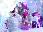 Copos de nieve cayendo sobre adornos de Navidad