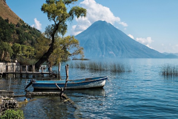 Bote en el lago de Atitlán (Guatemala)