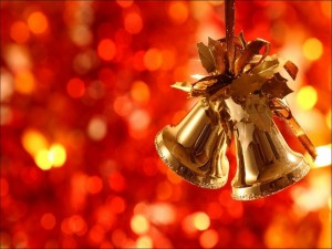 Postal: Campanitas doradas para adornar en Navidad
