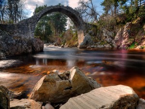 Puente de piedra sobre un río (Escocia)