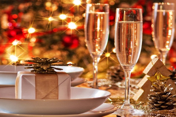 Copas de champán y regalos en la mesa de Navidad
