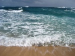 Grandes olas llegando a la playa