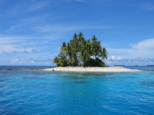 Postal: Pequeña isla con palmeras en el mar