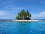 Pequeña isla con palmeras en el mar