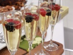 Copas de champán con frutos rojos
