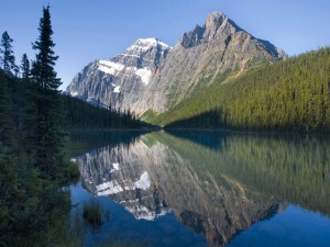 Postal: Montañas reflejadas en un lago