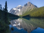 Montañas reflejadas en un lago