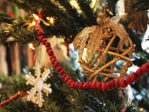 Bonitos adornos en el árbol de Navidad